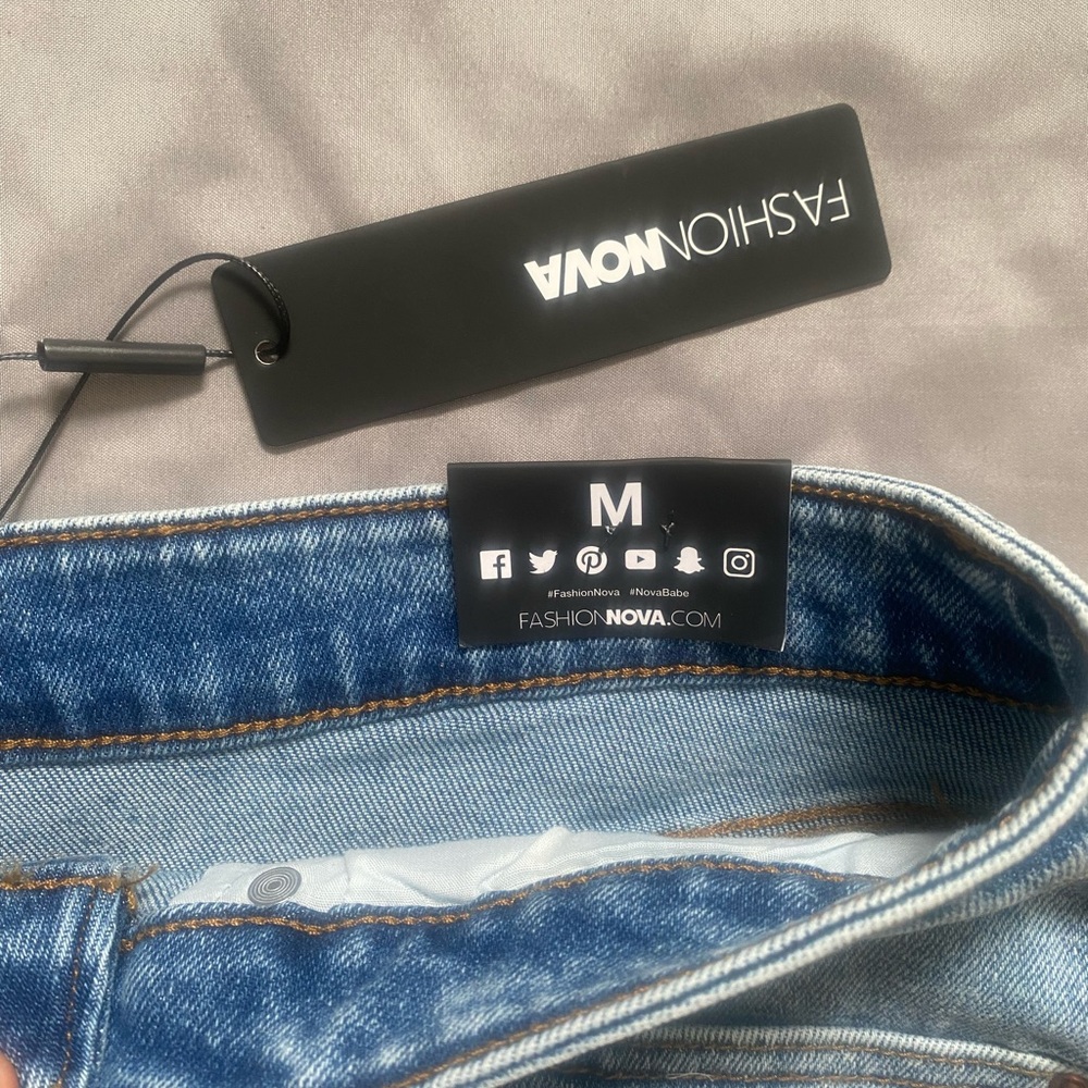 **NEW** FashionNova MINI SKIRT - Picture 3 of 3